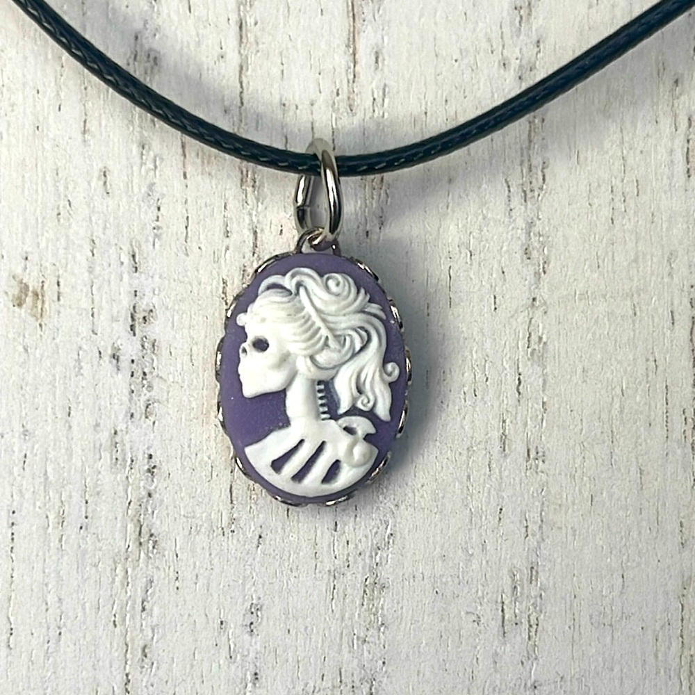 Small skull lady necklace